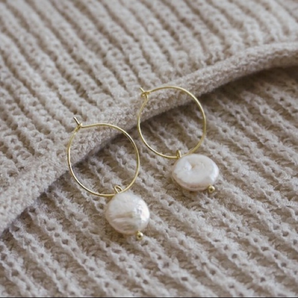 Freshwater pearl hoop earrings